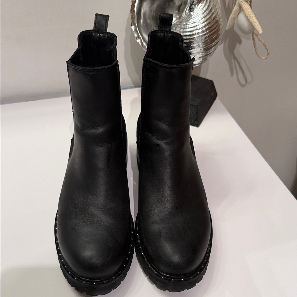 La Canadienne Black Chelsea Lug Boot - Sleek Women's Ankle Boots